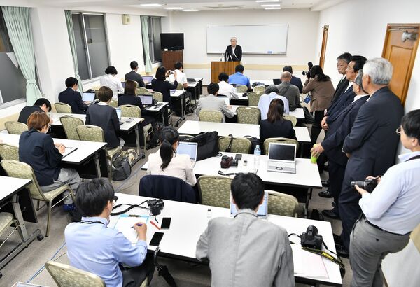 多くの記者が集まった福田知事の出馬会見＝21日午後８時、宇都宮市駒生１丁目