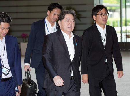 　首相官邸に入る林官房長官＝１２日午前