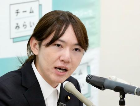 記者会見するチームみらいの安野党首=18日午前、国会
