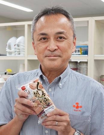 　商品を持つふじや食品の中島靖浩さん。「原料価格の上昇で大きな影響を受けています」と話す＝福井県越前市
