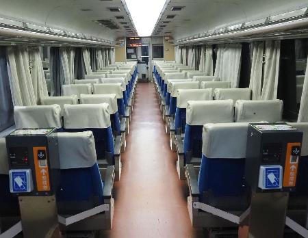 　富山地鉄１６０１０形の車内。整理券発行・ＩＣ端末装置（手前）や、奥に運賃表示器が設置されている＝２５年１０月２３日、富山市