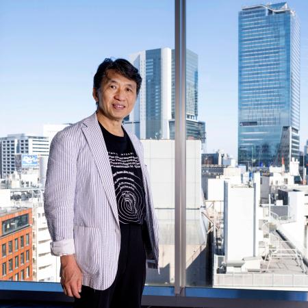 　再開発が進む渋谷の街を背にする国学院大教授の吉見俊哉さん