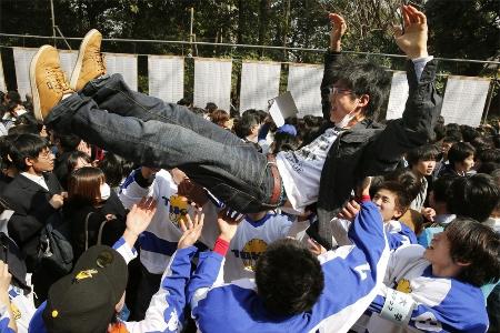 　合格発表はウェブが主流で、かつての掲示板前の胴上げ風景はなくなった＝2011年３月、東京都文京区の東大