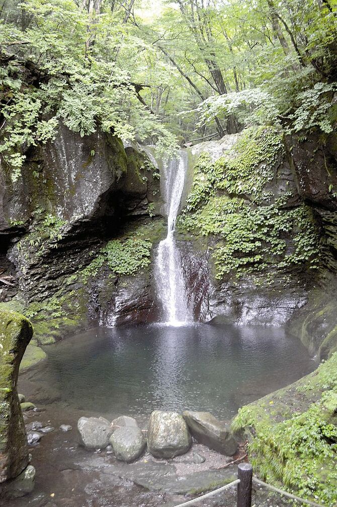 再訪して巡り合えた〝まぼろしの滝〟。神秘的な美しさに疲れも忘れ夢中でシャッターを切りました
