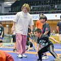 パリ五輪金・レスリング鏡優翔選手がジュニア大会初開催　全国から297人参加、タックル実演も