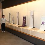 壬生出身 染色家・高久空木の作品ずらり　寄贈後初公開の染名古屋帯など30点　町歴史民俗資料館