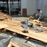 佐野で突風被害31棟　ダウンバーストか　屋根剥がれ、窓ガラス割れる　宇都宮地方気象台調査