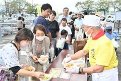 手打ちそばを ３００食振る舞う