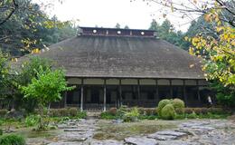 かやぶき屋根の禅宗伽藍