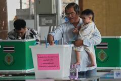 タイ政権与党優勢か