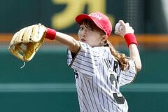 フィギュア坂本が甲子園で始球式