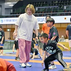 パリ五輪金・レスリング鏡優翔選手がジュニア大会初開催 全国から297人参加、タックル実演も