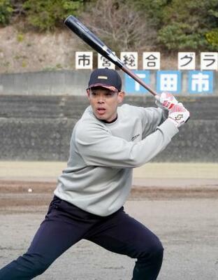 　打撃練習する広島・秋山＝静岡県下田市