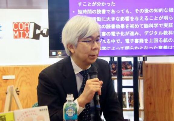 記者会見する東京大の酒井邦嘉教授=2日、東京都武蔵野市