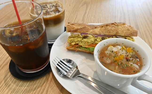 飲み物が付くバケットサンドセット。コーヒーは好みに合わせて豆が選べる