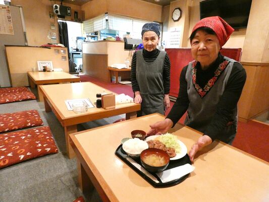 店内は座卓に座布団。礒さんと小松さんの２人で切り盛りする