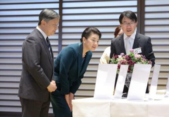 　農林水産祭の天皇杯受賞者から説明を受けられる天皇、皇后両陛下＝２９日午後、皇居・宮殿（代表撮影）