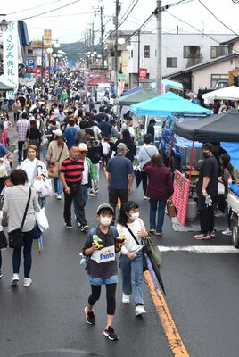 大勢の人が訪れたやいた軽トラ市