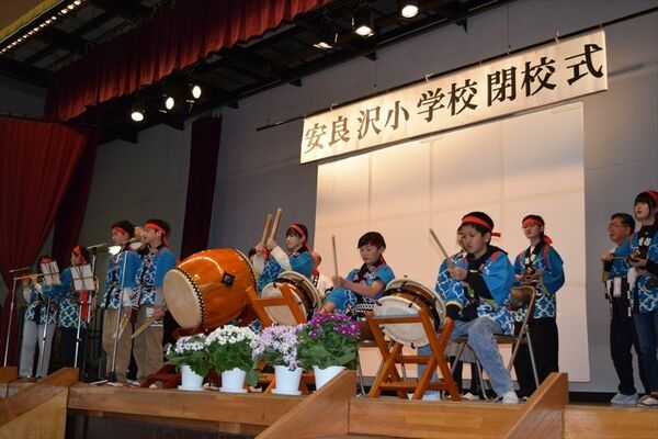 閉校記念式典で「日光和楽踊り」のおはやしを披露する安良沢小の児童ら