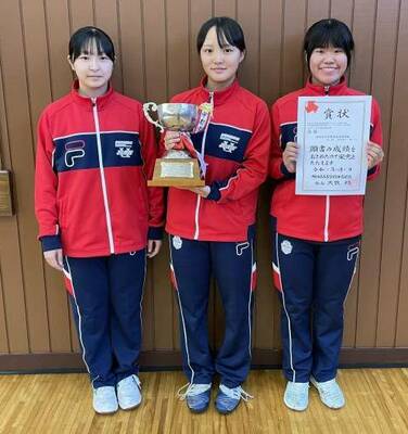 女子サーブル団体優勝の宇南。中央は個人優勝の粕谷