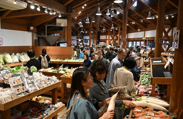 川場村の野菜や果物、加工品が並ぶファーマーズマーケット