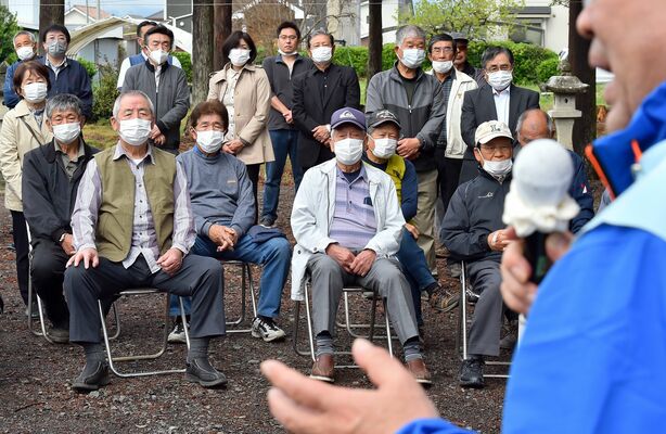 候補者の訴えに聞き入る支持者たち＝16日午前、宇都宮市内