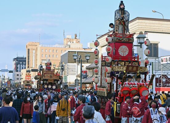 ４年ぶりの開催となった「とちぎ秋まつり」＝１２日午後３時３０分、栃木市倭町
