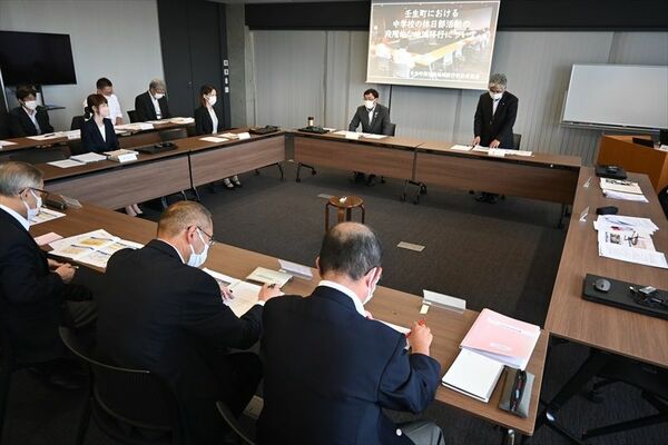 町総合教育会議であいさつする小菅町長