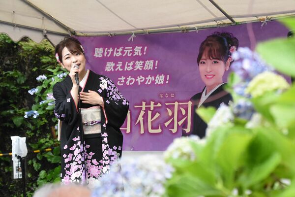 あじさい坂ライブで美しい歌声を披露する平山さん