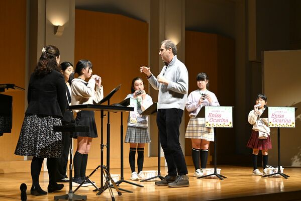 小学生にオカリナを指導するガリアーニさん（中央）