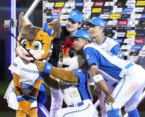 ヒーローインタビューを終え、記念写真に納まる日本ハムの(左から)有原、万波、奈良間=エスコンフィールド