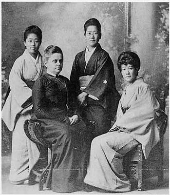 女子英学塾を開校した津田（左端）と、大山（右端）ら協力者（津田塾大提供）