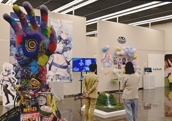 学生の個性的な作品が並ぶ卒業制作展