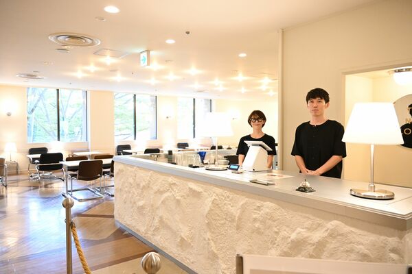 洗練された店内に立つ勝村さん（右）とスタッフ