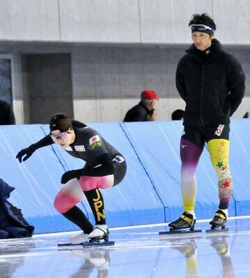 スタートの練習に取り組むスピードスケート女子の吉田雪乃。右は及川佑コーチ=9日、青森県八戸市内