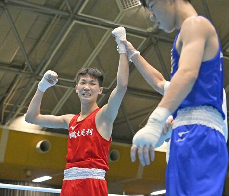 ボクシング男子ライトフライ級で優勝し、ガッツポーズする白鴎足利の小林（左）＝岡山県玉野市総合体育館、広瀬華撮影