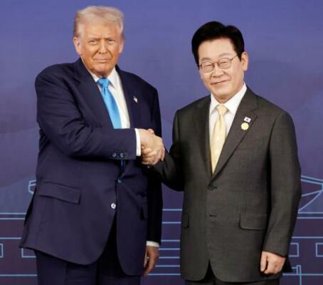 握手するトランプ米大統領(左)と韓国の李在明大統領=29日、韓国・慶州(聯合=共同)
