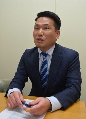 県内経済の現状を説明する松井支店長＝４日午後、宇都宮市