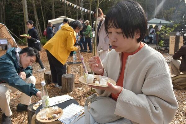 チーズの食べ比べを楽しむ来場者