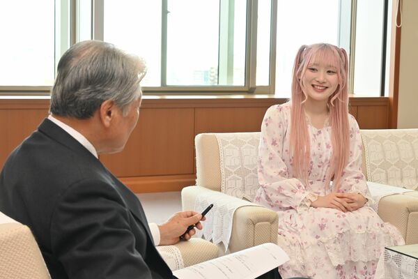 とちぎ未来大使に委嘱された齋藤さん（右）＝17日午後、県庁