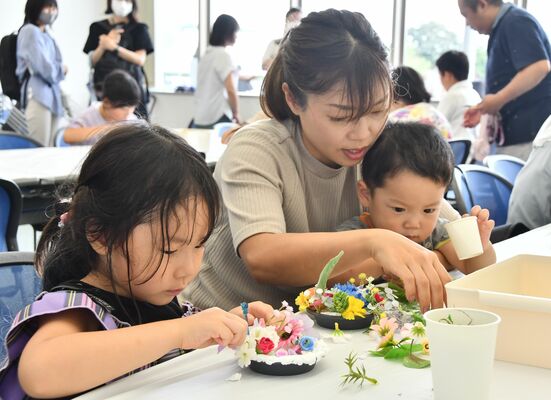 箱庭作りを楽しむ参加者
