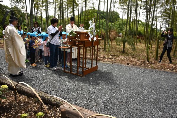 遊歩道の完成を祝うみずはし保育園児ら
