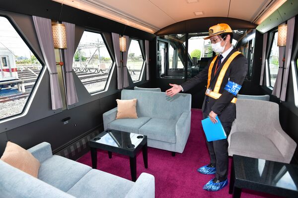 ソファ席から景色を楽しめる１号車のコックピットラウンジ＝16日午前、久喜市北広島（超広角レンズ使用）