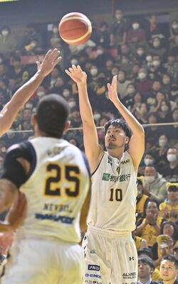 コーナーから３点シュートを放つブレックスの竹内＝１月17日、第17節群馬戦から