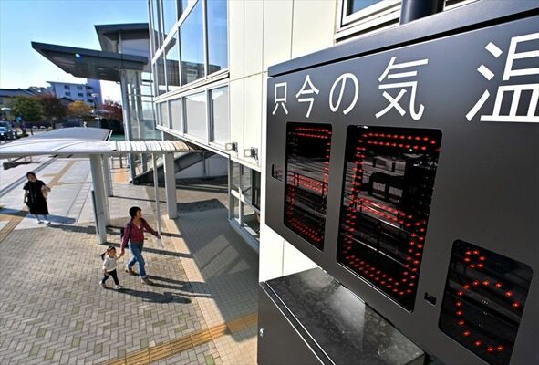 26年ぶりの夏日となった佐野市。ＪＲ佐野駅前の市独自温度計は「26度」を表示した＝３日午後１時55分、佐野市若松町