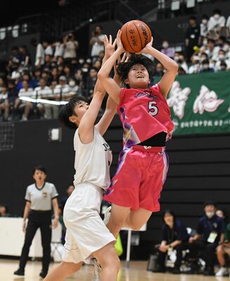 バスケットボール女子準々決勝　第３Ｑ、陽南の川上がファウルを受けながらシュートを決める＝日環アリーナ栃木