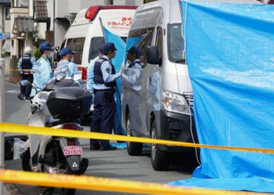 　成人女性２人の遺体が見つかった広島市南区の現場付近＝２９日午後１時３３分
