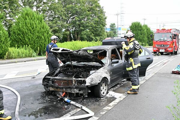全焼した乗用車＝10日午前11時20分、宇都宮市平出工業団地