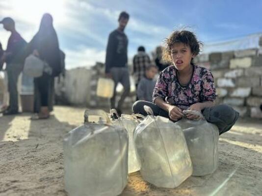 イスラエル軍の攻撃でインフラ設備が被害を受けたガザ南部ハンユニスでの緊急給水支援=2025年11月(ゲッティ=共同)