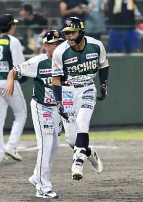 ７回、栃木ＧＢの三方が逆転となる３点本塁打を放ち、雄たけびを上げる